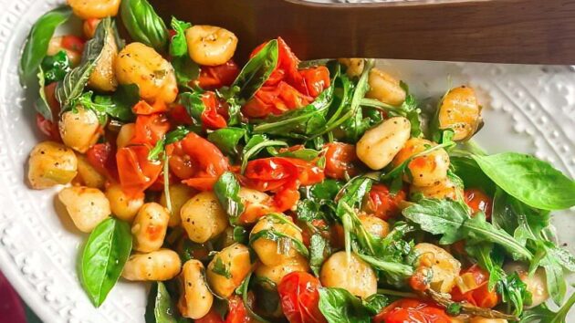 Low FODMAP Roasted Gnocchi With Tomatoes, Basil & Arugula